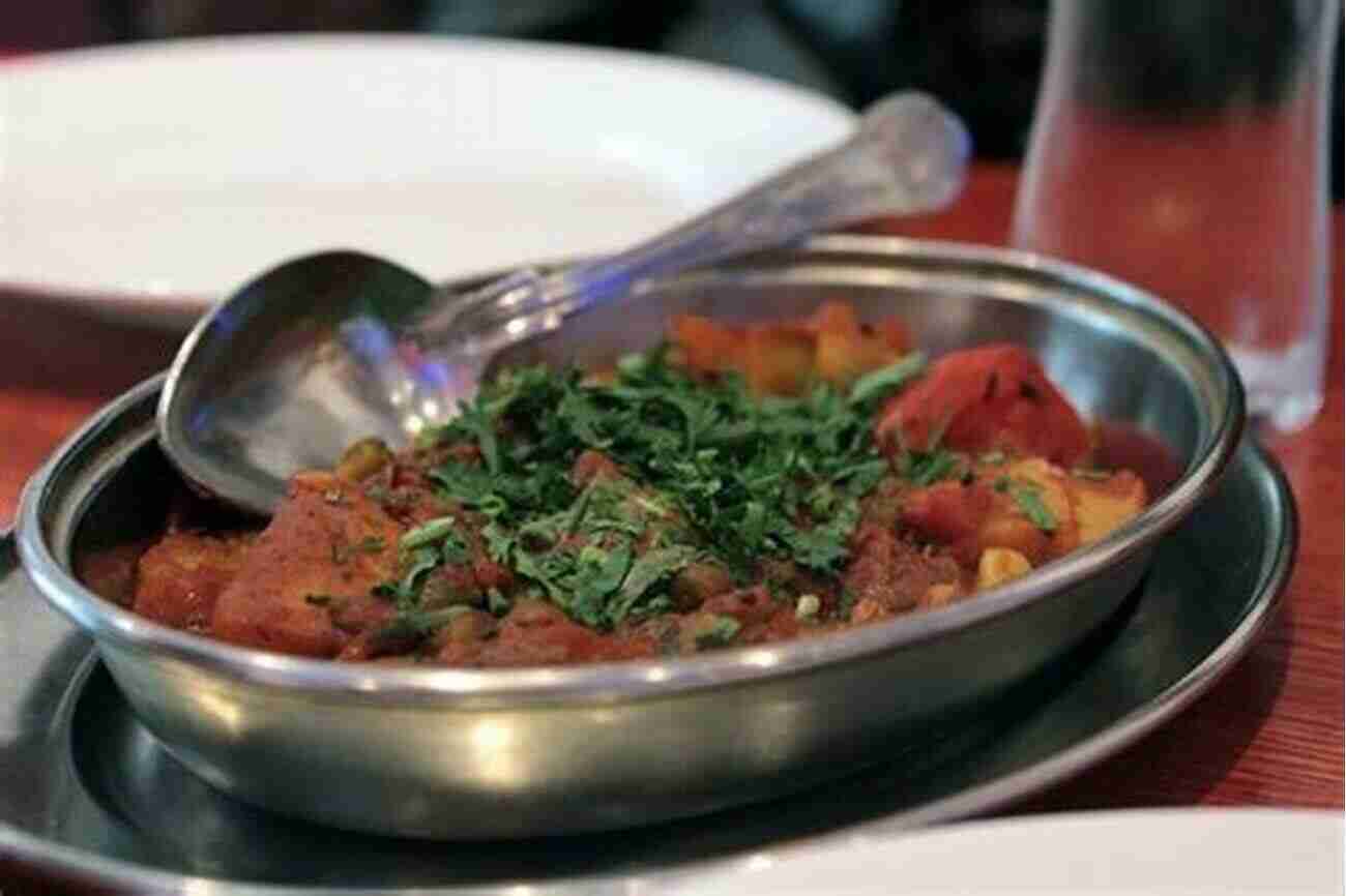 Delicious Curry On Brick Lane London Food Guide 2022: Eat Like A Londoner (Food Guide Cities)