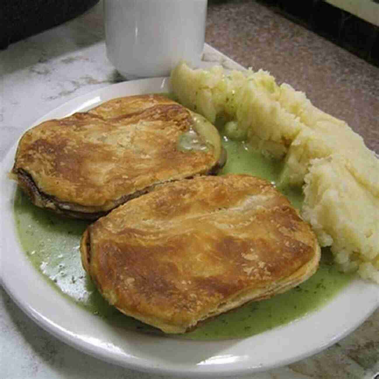 Traditional Pie And Mash London Food Guide 2022: Eat Like A Londoner (Food Guide Cities)